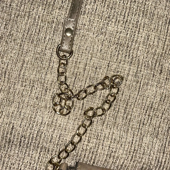 😍metallic toned purse with metal chain - Picture 3 of 8